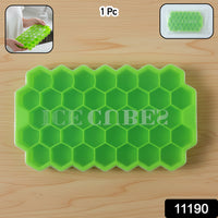 Ice cube mold with lid for preventing spills and odors